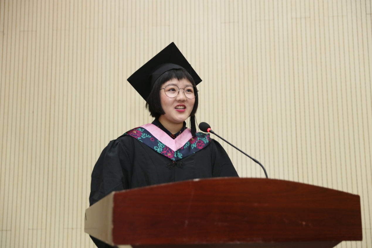 毕业生代表外语系胡梓涵发言