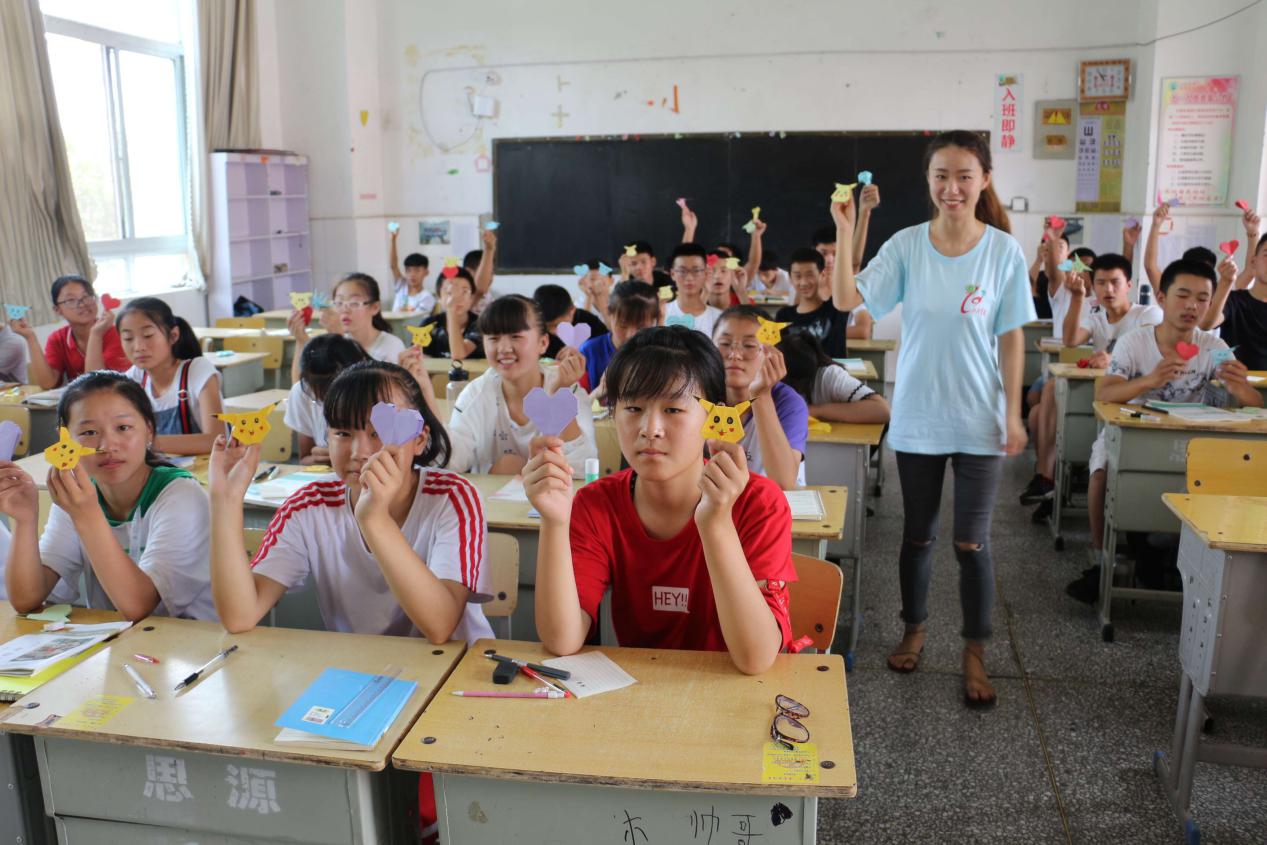 实践队员教学生折出精美的千纸鹤