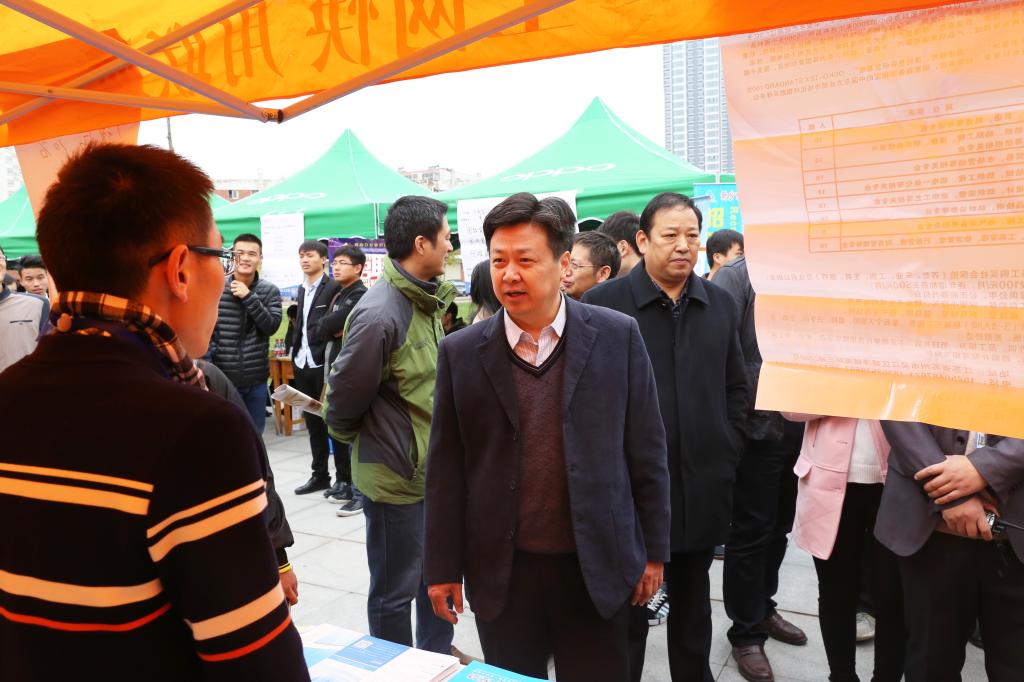 院长刘鸣韬与用人单位负责人交谈