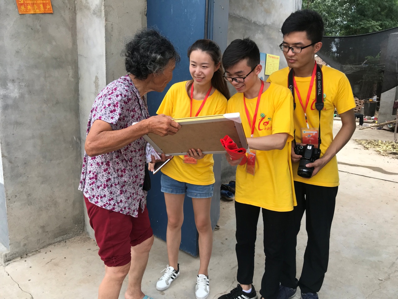 实践团队深入乡村调研精准扶贫户