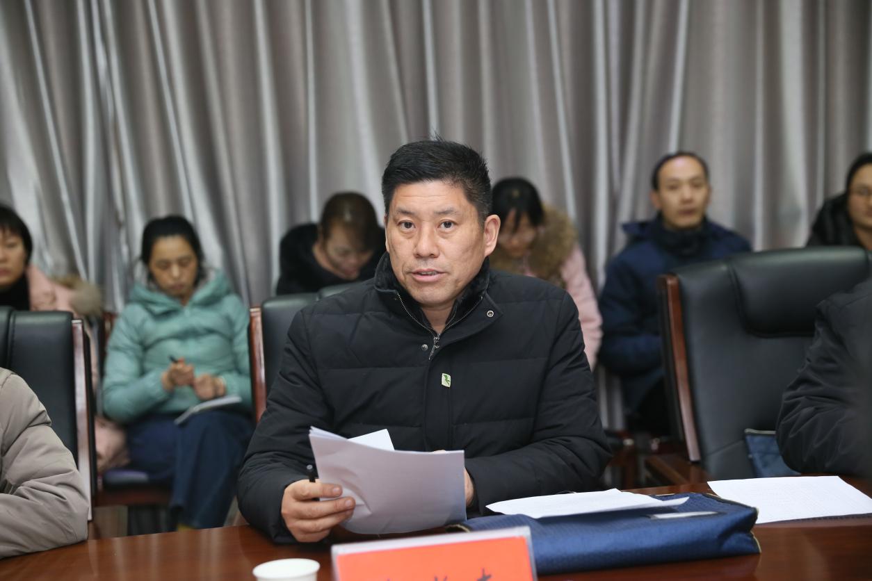 河南科技学院第八考核组组长、校党校副校长赵长春主持会议