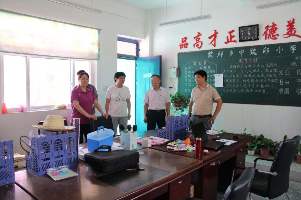 院领导了解支教师生的工作情况