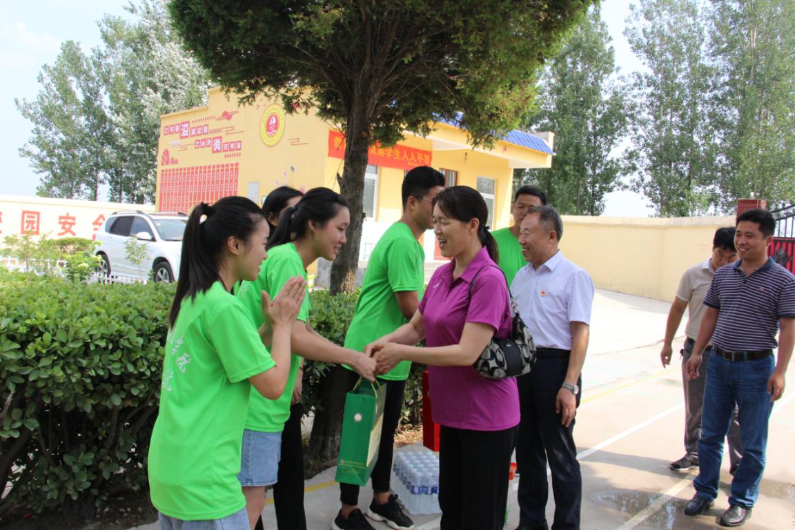 院领导看望慰问暑期“三下乡”社会实践服务队员