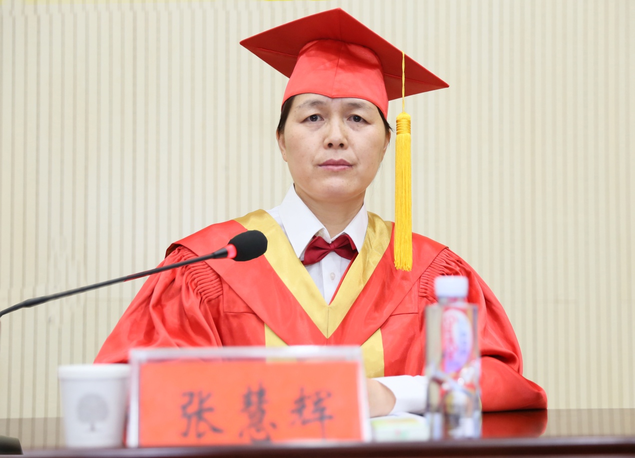 院党委副书记张慧辉宣读《河南科技学院新科学院关于表彰2019届优秀毕业生的决定》