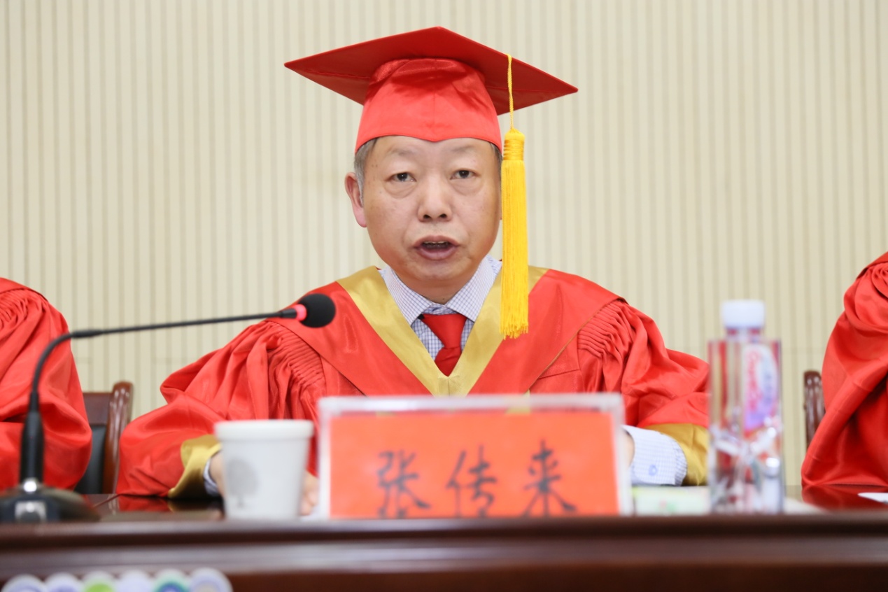 副院长张传来宣读《河南科技学院新科学院关于授予马小月等2647位同学学士学位的决定》