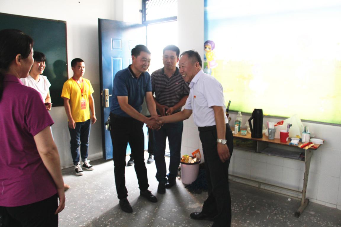 我院领导与实践地领导握手