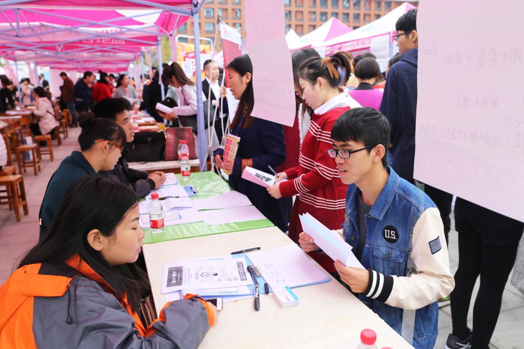 我院毕业生在展台前咨询