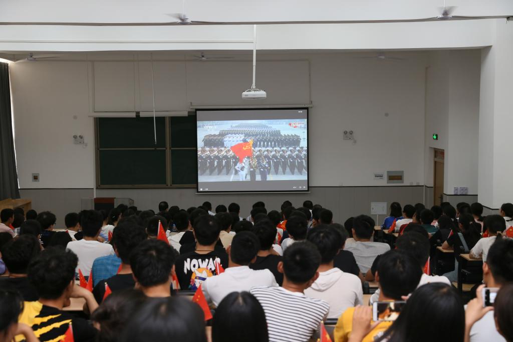 集中观看现场(一)