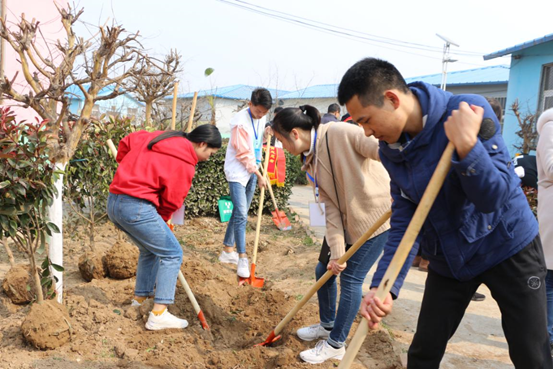 “太阳村”儿童救助中心公益行--植树活动