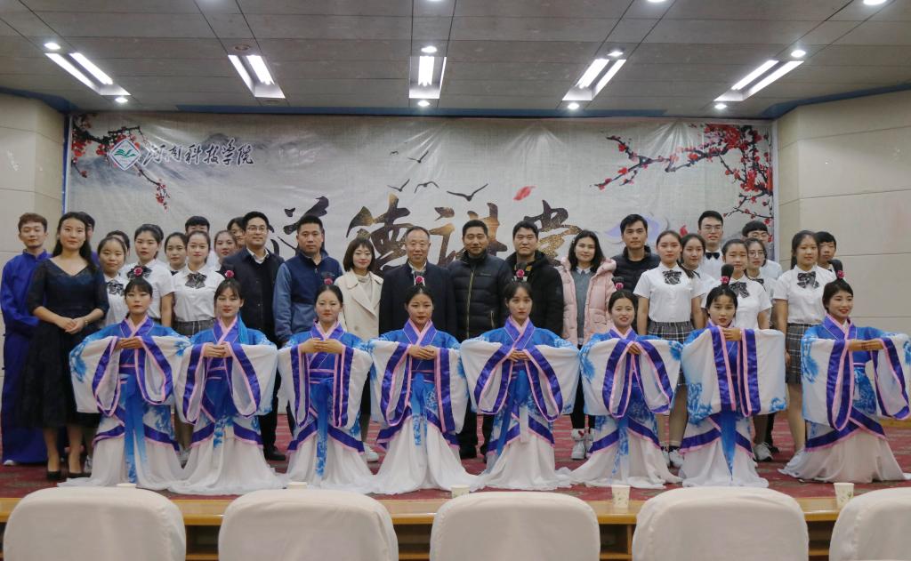 院领导与演职人员合影留念