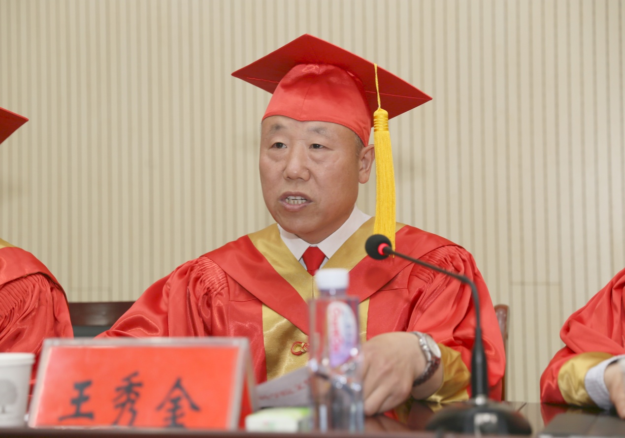 院党委副书记王秀金宣读《河南科技学院新科学院关于表彰2018—2019学年学习标兵的决定》