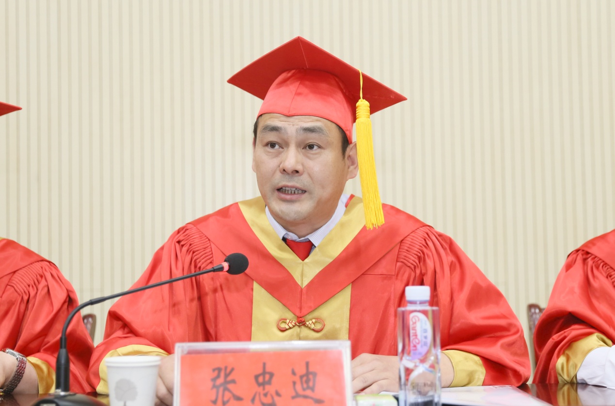 院党委书记张忠迪主持毕业典礼