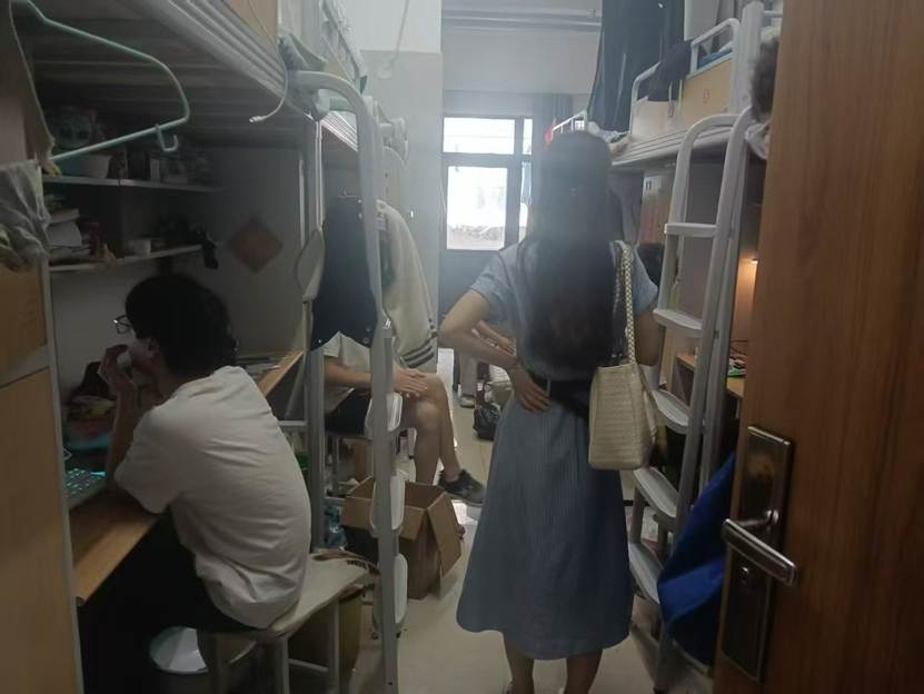 一群人站在门前 AI 生成的内容可能不正确。