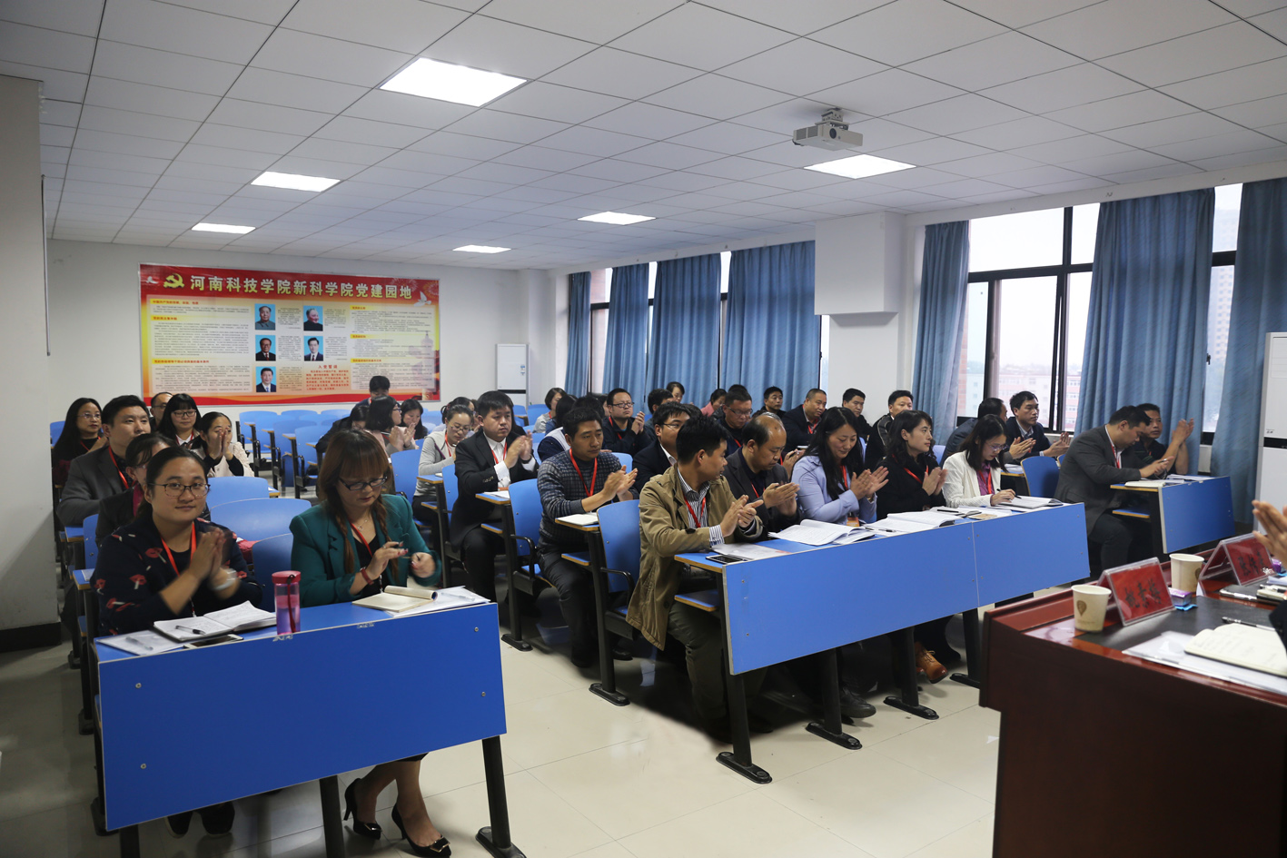 大会代表鼓掌通过决议