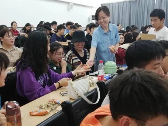 经济系在国庆中秋期间开展“我们的节日”主题教育活动照片 (5)