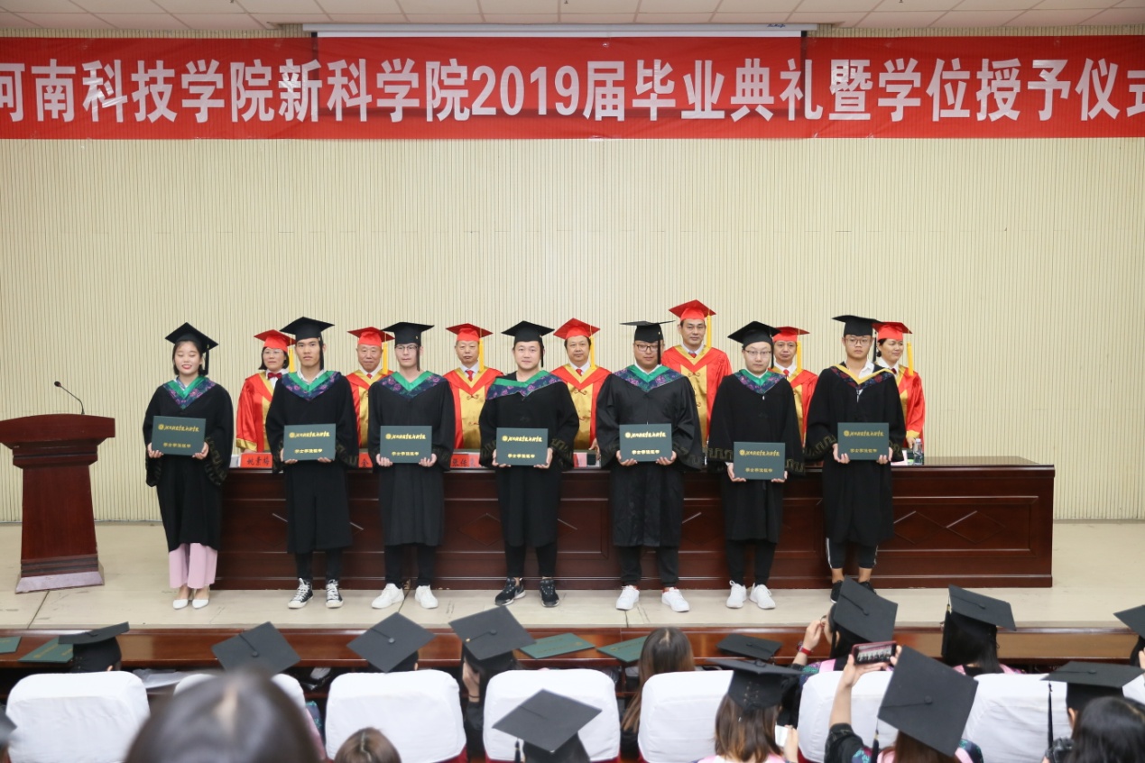 院领导为获得学士学位的毕业生颁发学士学位证书