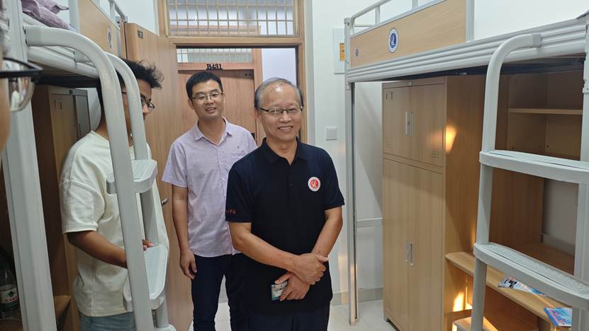 人站在门前 AI 生成的内容可能不正确。