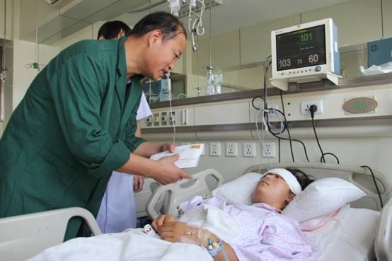 D:\Program Files\Tencent\QQ\Users\297408792\FileRecv\河南科技学院新科学院院长梅宪宾慰问园园 李青春 摄.jpg